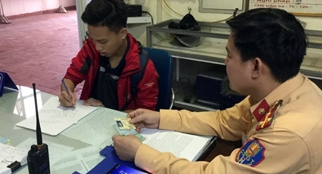 “Ngang nhiên” đi xe gian, không đội mũ bảo hiểm