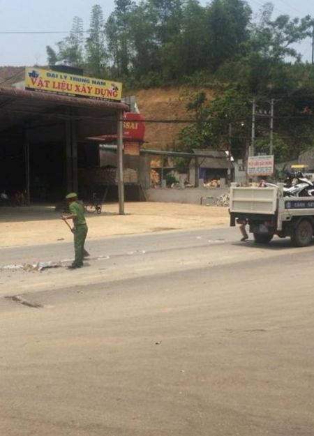 Hình ảnh đẹp Công an quét dọn đường sau vụ tai nạn giao thông