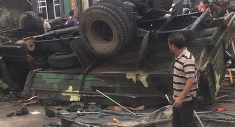 Xe quân dụng chở quân nhân ra thao trường bị lật, nhiều chiến sĩ bị thương