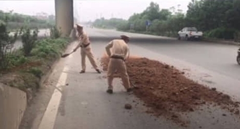 CSGT Hà Nội san lấp “ổ trâu, ổ gà” trên QL21, đảm bảo giao thông an toàn