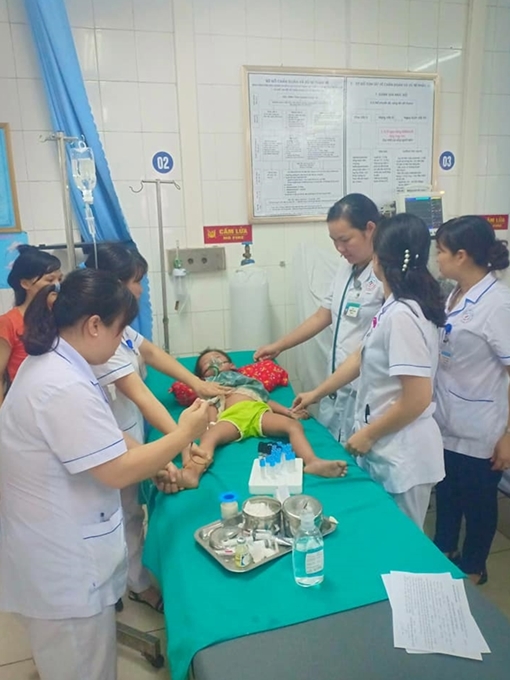 Bé 3 tuổi phản vệ sau 5 phút khi bị kiến xoan đốt