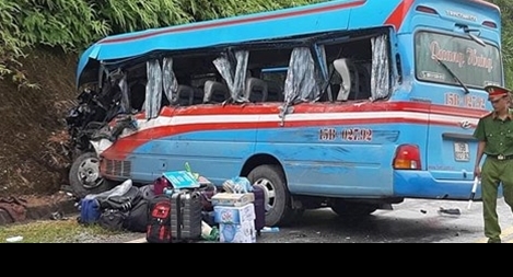 Xe khách “đấu đầu” xe đầu kéo, hơn 10 người nhập viện 