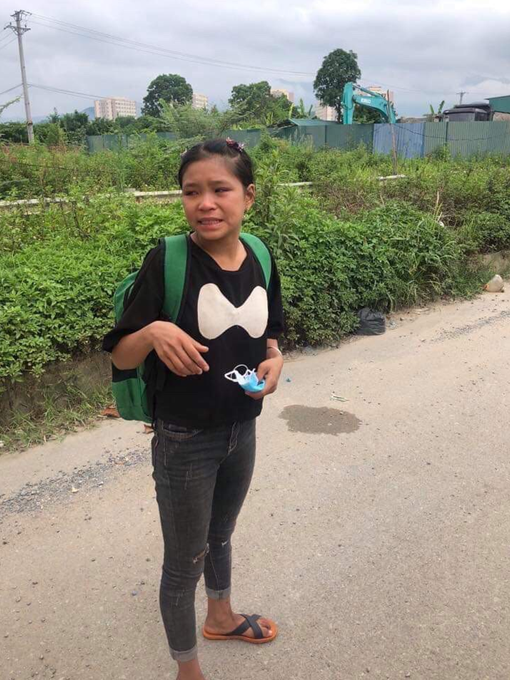 CSGT Hà Nội giúp cô gái Dao về nhà