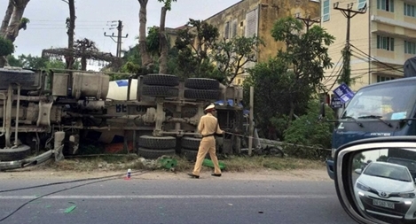 Trời mưa, xe bồn lật, tài xế thoát chết trong gang tấc 