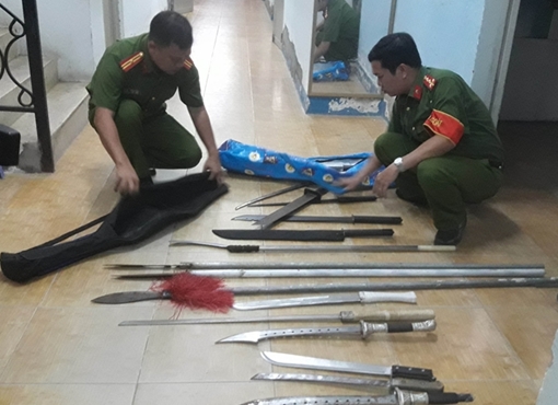 Taxi chở 3 hành khách cùng 2 bao tải dao lê, mã tấu