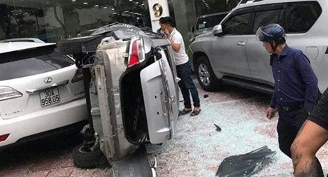 Toyota “phi” từ tầng 2 showroom xuống, “đè bẹp” 2 ô tô đỗ vỉa hè