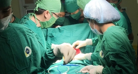 Cứu nam thanh niên bị lưỡi cưa văng trúng bụng, ruột trào ra ngoài