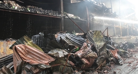 Trận mưa “vàng” tối 29-8 làm giảm nguy cơ độc hại vụ cháy kho Rạng Đông 