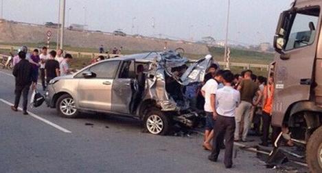 CQĐT tiếp tục đề nghị xử lý hình sự tài xế container đâm Innova đi lùi 