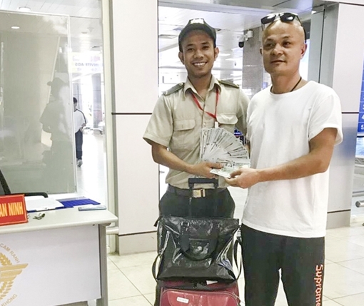 Trao trả 10.000 USD cho du khách bỏ quên ở sân bay quốc tế Cam Ranh
