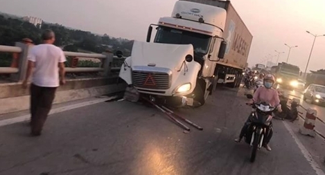 Container mất lái "tạt" 3 xe máy trên cầu Thanh Trì, 1 người rơi xuống sông 