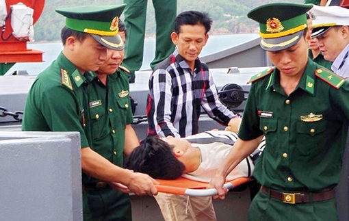 Đưa ngư dân bị thương nặng  từ biển khơi về đến Quy Nhơn