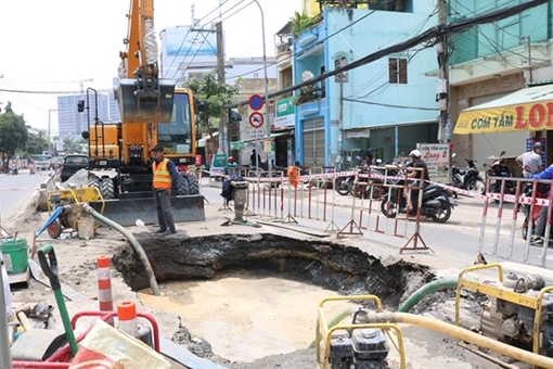 "Hố tử thần" xuất hiện sau tiếng nổ