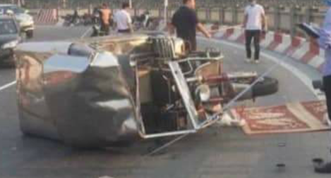 Xe 3 bánh tự chế tông vào lan can đường, tài xế tử vong