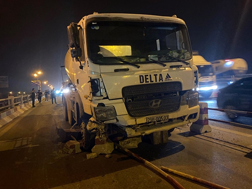 Xe bồn nổ lốp mất lái, 4 sinh viên gặp nạn trên cầu Thanh Trì