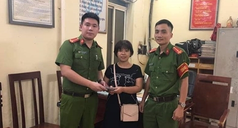 Công an phường Phạm Đình Hổ trao trả ví tiền cho người mất