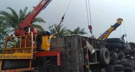 Xe tải nổ lốp, hàng tấn gỗ đổ ra đường Võ Nguyên Giáp  