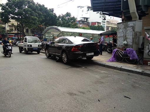 Ô tô hạng sang Volvo lao từ hầm xe ra gây tai nạn 