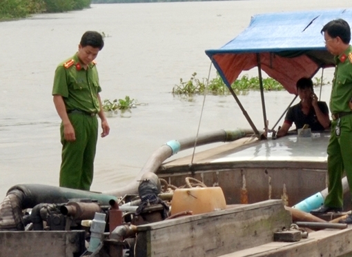 2 tàu không biển kiểm soát hút trộm cát sông Cổ Chiên