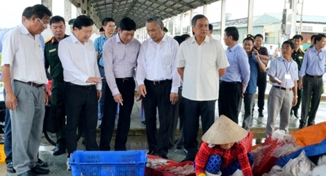 Phó Thủ tướng Trịnh Đình Dũng kiểm tra việc thực hiện chống khai thác IUU