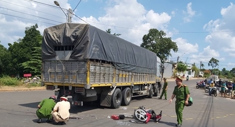 Tông vào đuôi xe tải, hai nam sinh thương vong
