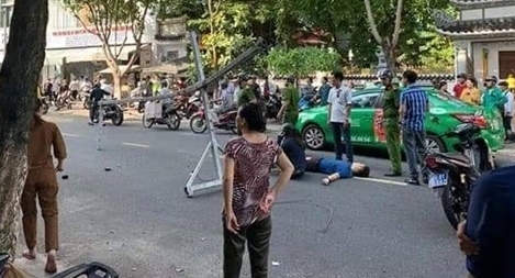 Bất tỉnh vì khung sắt từ tòa nhà cao tầng rơi trúng 