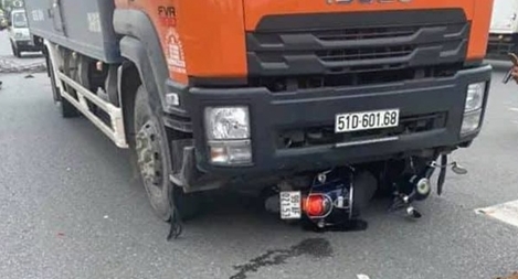 Xe tải cuốn xe máy vào gầm, người đàn ông bị cán tử vong