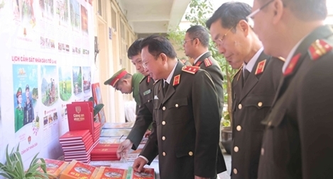 Tưng bừng khai trương phát hành Lịch Công an nhân dân năm 2020
