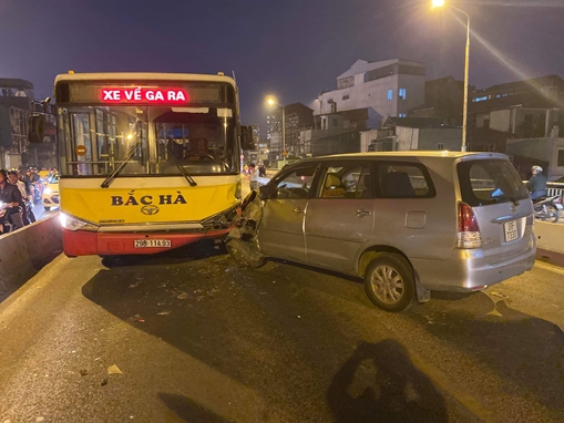 Lái xe say rượu đâm nát đầu xe buýt