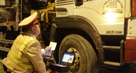 CSGT tuần lưu “ốp” bắt ô tô “hổ vồ” chở quá tải gần 300%