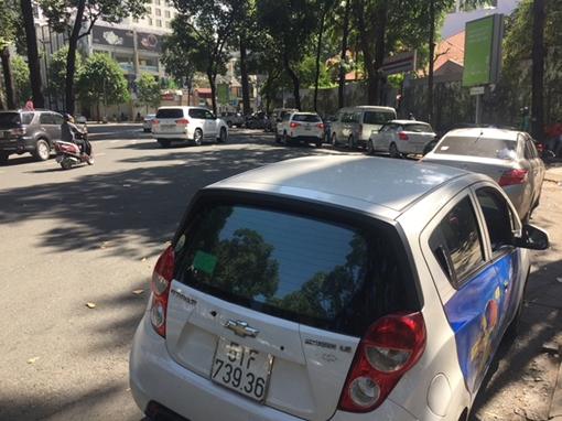 Kiên quyết xử lí tình trạng ô tô dừng đỗ ở khu vực Hồ Con Rùa