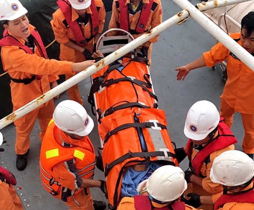 Cứu nạn du khách người Nhật từ ngoài biển đưa về Cảng Nha Trang