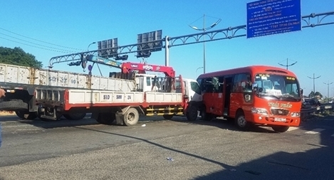 Va chạm với xe tải, 5 người trên xe khách phải nhập viện