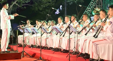 Đoàn Nghi lễ Công an nhân dân tiếp tục diễu hành trên phố đi bộ Hà Nội