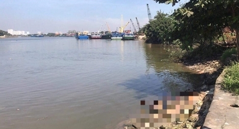 Thi thể nam thanh niên nhiều hình xăm trôi sông