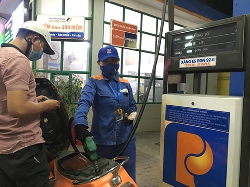 Chiều cuối năm, giá xăng tăng nhẹ