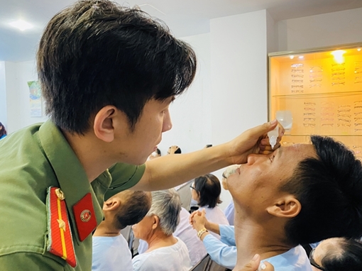 Mổ mắt miễn phí, mang ánh sáng cho bệnh nhân vui xuân đón tết