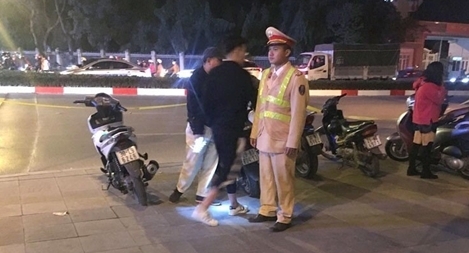 Cảnh sát 141 đưa cô gái có dấu hiệu trầm cảm đi lang thang trong đêm về nhà