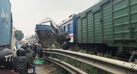 Ôtô chở cá bị tàu hỏa "vò nát", một người nguy kịch 