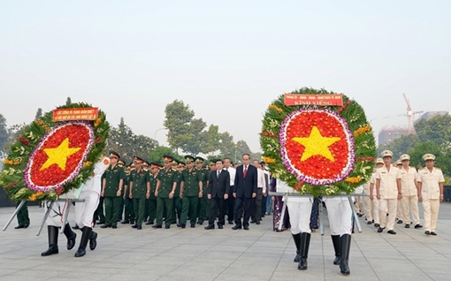 Lãnh đạo TPHCM dâng hương Quốc tổ, viếng Chủ tịch Hồ Chí Minh và các anh hùng, liệt sĩ