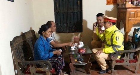 CSGT Thủ đô xuyên đêm đưa người cơ nhỡ kịp về quê đón xuân