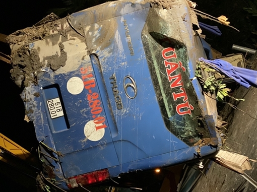     Xe khách lật nhào hàng chục người bị thương