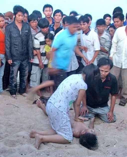 Về quê đón Tết, nam thanh niên chết đuối khi tắm biển