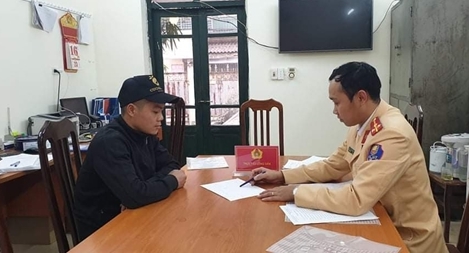 Phạt trên 70 triệu đồng tàu khai thác cát trái phép trên sông Hồng