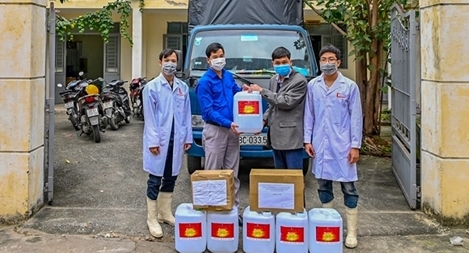 ĐH Bách Khoa Hà Nội trao tặng dung dịch sát khuẩn cho người dân Bình Xuyên