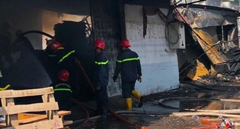 Dân ôm đồ tháo chạy khỏi đám cháy xưởng gỗ