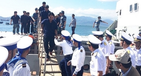 Đưa 33 ngư dân lâm nạn từ Trường Sa về đến Cam Ranh
