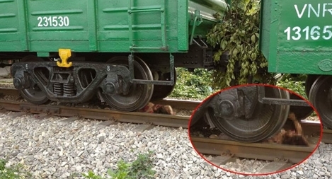 Lao vào tàu hỏa sau khi cãi nhau với bạn trai, cô gái bị thương nguy kịch