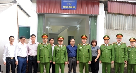 Bàn giao nhà “Mái ấm đồng đội”, sẻ chia khó khăn với cán bộ CSCĐ