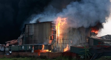 Cháy lớn tại xưởng gia công sơn ở Hoài Đức, Hà Nội